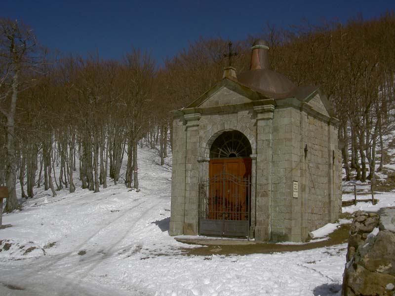 07 La cappella posta sul colle